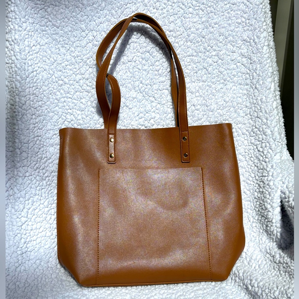 New Henny & Lev Vegan Leather Tote Bag Purse.
Size - 14.5 x 12.5 x 3.25 Brown